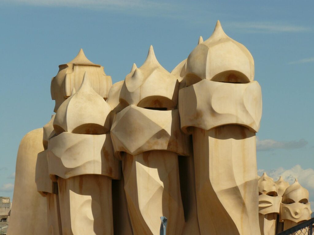 Chimeneas de la azotea de La Pedrera (Casa Milà). Descubre qué ver en Barcelona con Easy Taxi BCN