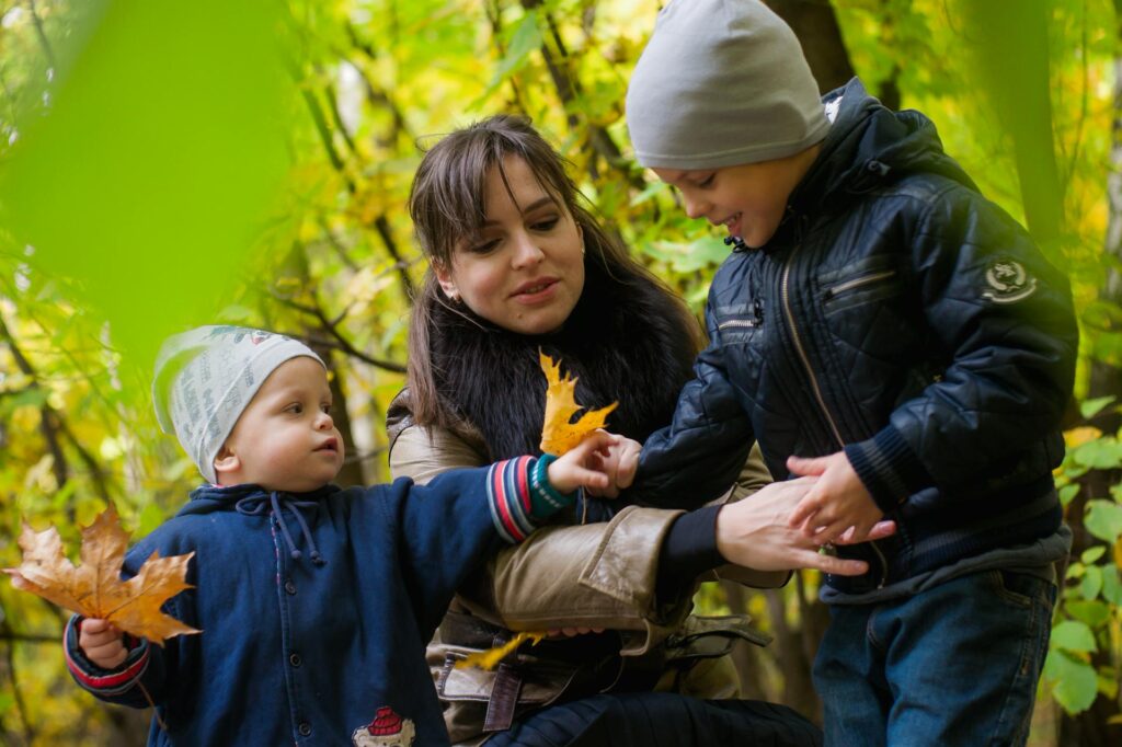 Madre e hijos disfrutando de actividades al aire libre. Planifica tu viaje con niños.