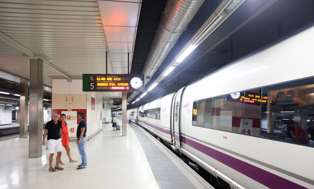 Tren Renfe AVE. Reserva tu traslado con Easy Taxi Barcelona para no perderlo.