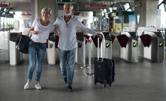 Pareja que del aeropuerto al puerto de Barcelona