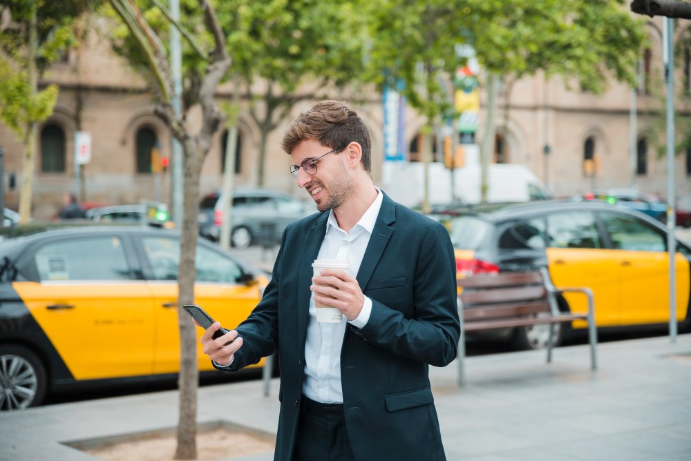 Cómo pedir un taxi en Barcelona: teléfonos, apps y WhatsApp